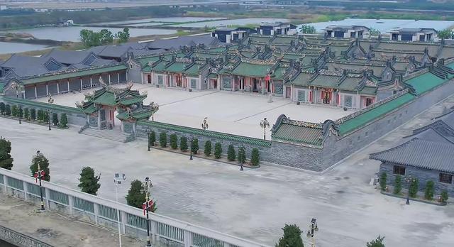 耗资上亿的违建豪宅“英之园”开拆，村夷易近
：几十辆挖掘
机进场，已根本清拆完毕
