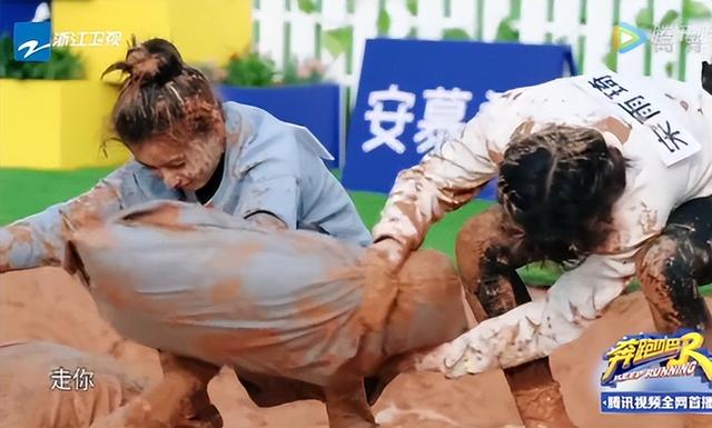 身材走样，当街被掮客
人谴责，杨颖现状曝光，仳离3年落差太大