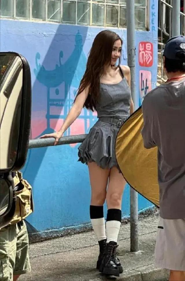 身材走样，当街被掮客
人谴责，杨颖现状曝光，仳离3年落差太大