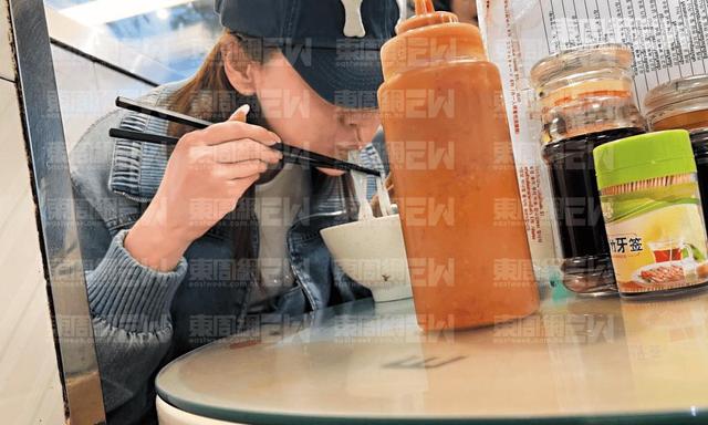 身材走样，当街被掮客
人谴责，杨颖现状曝光，仳离3年落差太大