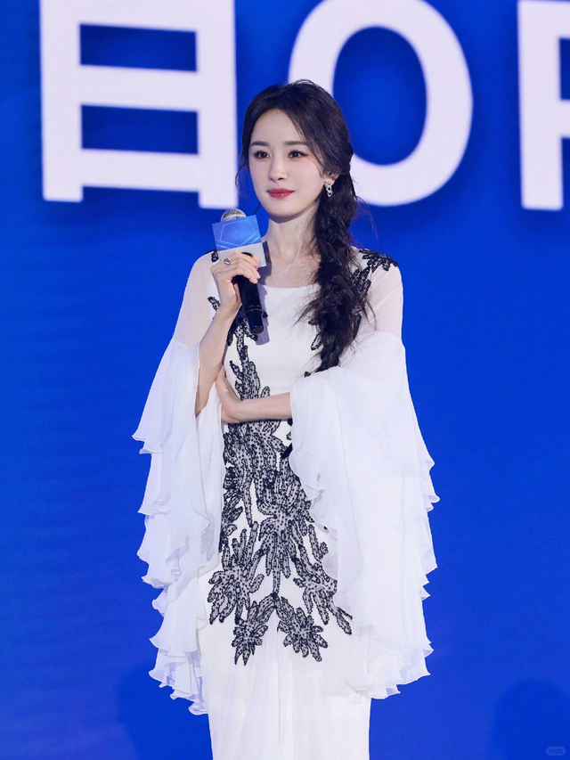 身材走样，当街被掮客
人谴责，杨颖现状曝光，仳离3年落差太大