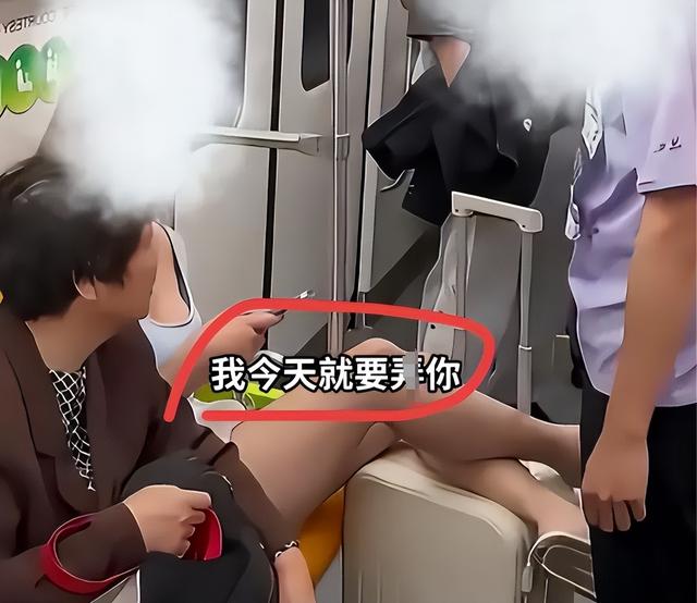 地铁踹裆女被抓后续，进警局像回自己家，翘腿耍横任嚣张，惹众怒