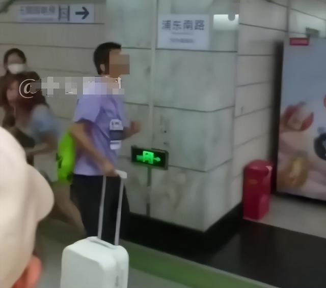 地铁踹裆女被抓后续，进警局像回自己家，翘腿耍横任嚣张，惹众怒