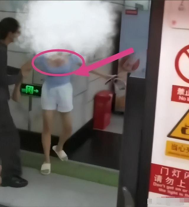 地铁踹裆女被抓后续，进警局像回自己家，翘腿耍横任嚣张，惹众怒
