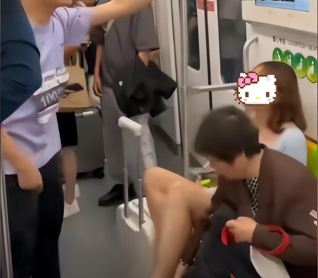 地铁踹裆女被抓后续，进警局像回自己家，翘腿耍横任嚣张，惹众怒