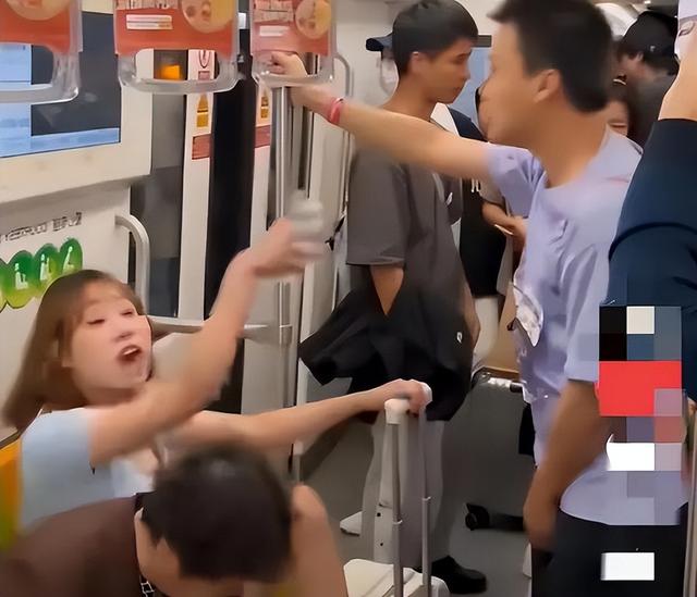 地铁踹裆女被抓后续，进警局像回自己家，翘腿耍横任嚣张，惹众怒