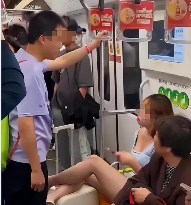 地铁踹裆女被抓后续，进警局像回自己家，翘腿耍横任嚣张，惹众怒