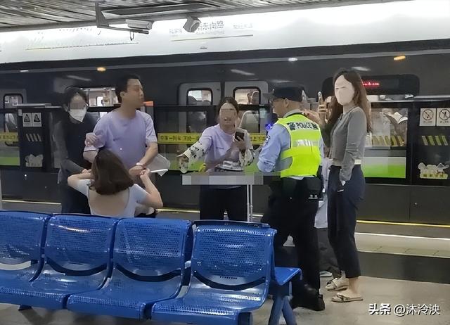 地铁踢裆女被抓仍嚣张，翘二郎腿一脸不平，照片曝光，批评一边倒