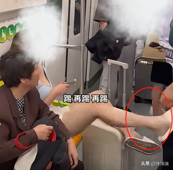 地铁踢裆女被抓仍嚣张，翘二郎腿一脸不平，照片曝光，批评一边倒