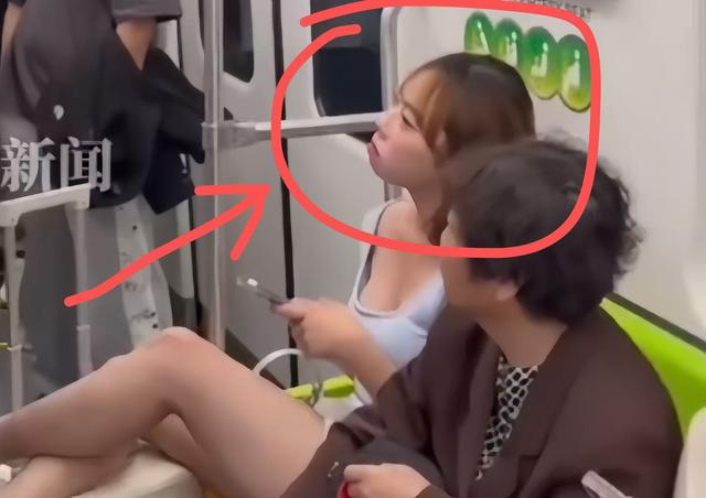 上海踢裆女被抓仍嚣张，在派出所翘腿耍横，照片曝光，批评一边倒