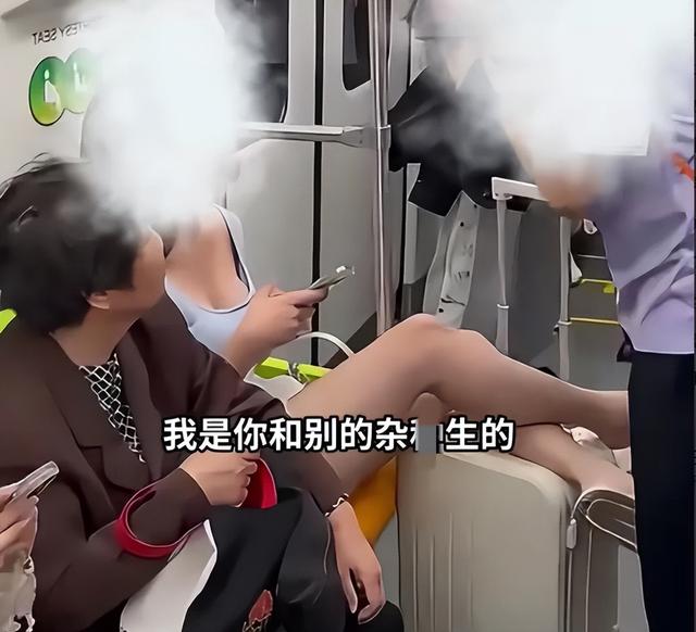 上海踢裆女被抓仍嚣张，在派出所翘腿耍横，照片曝光，批评一边倒
