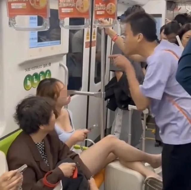 上海踢裆女被抓仍嚣张，在派出所翘腿耍横，照片曝光，批评一边倒