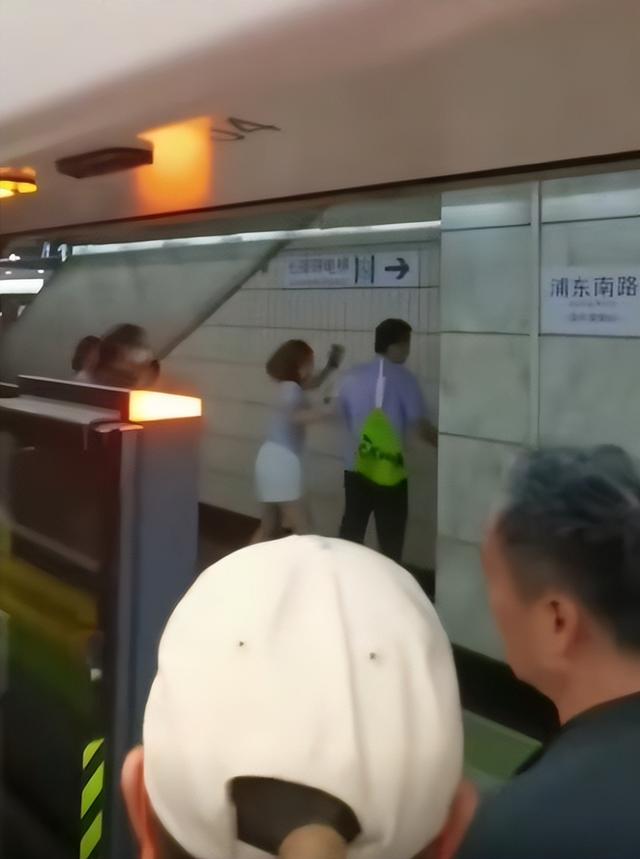 上海踢裆女被抓仍嚣张，在派出所翘腿耍横，照片曝光，批评一边倒