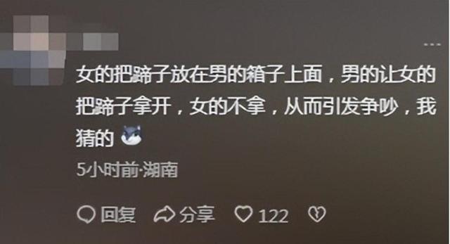 上海踢裆女被抓仍嚣张，在派出所翘腿耍横，照片曝光，批评一边倒