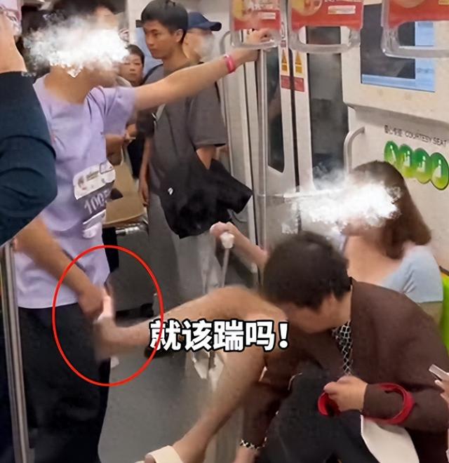 地铁踢裆女被抓仍嚣张，照片曝光翘腿耍横，官方传达
，难怪胆子年夜
