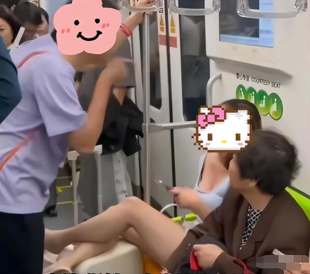 地铁踢裆女被抓仍嚣张，照片曝光翘腿耍横，官方传达
，难怪胆子年夜
