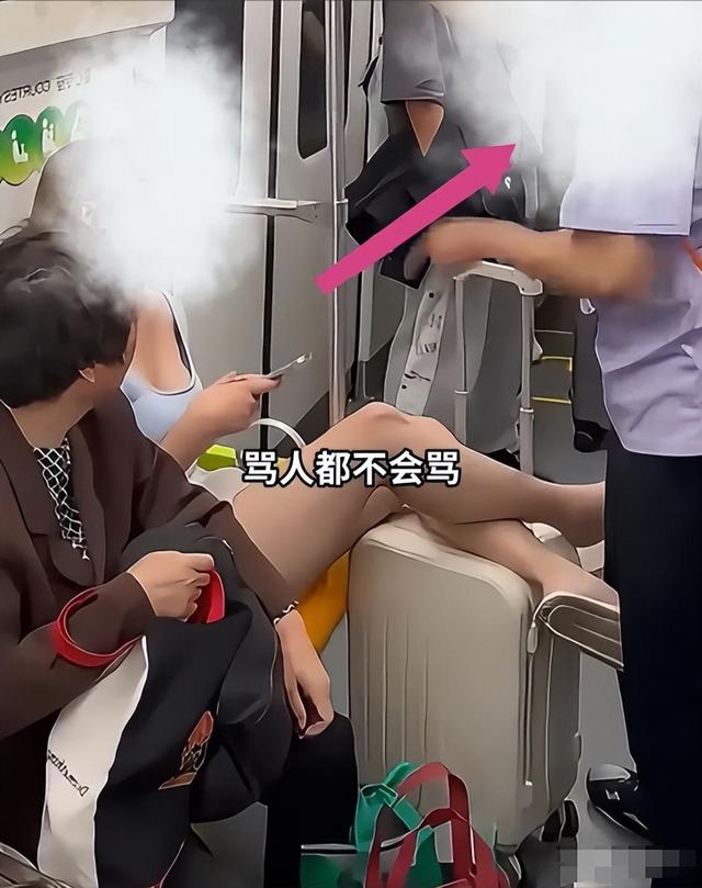 地铁踢裆女被抓仍嚣张，照片曝光翘腿耍横，官方传达
，难怪胆子年夜

