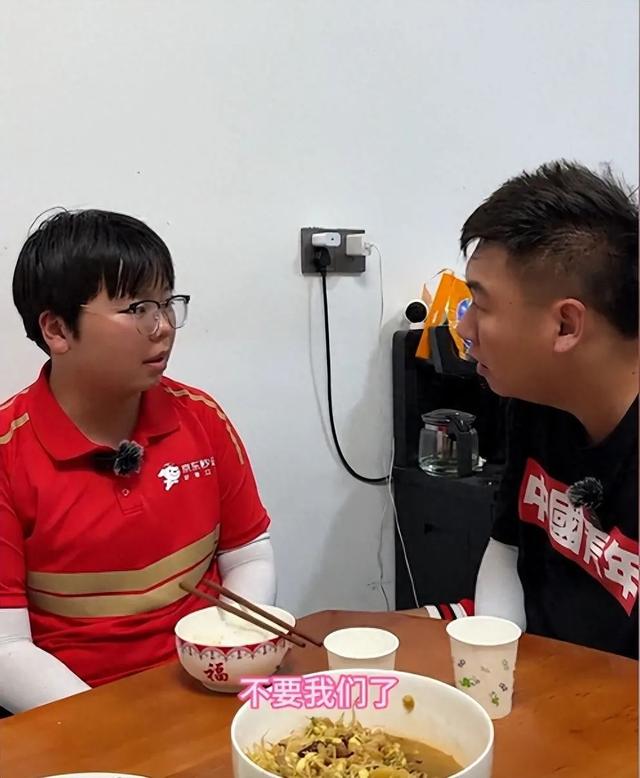 江苏05年女生跑外卖独自养活

3个弟妹！京东：已在办入职，将缴纳五险一金