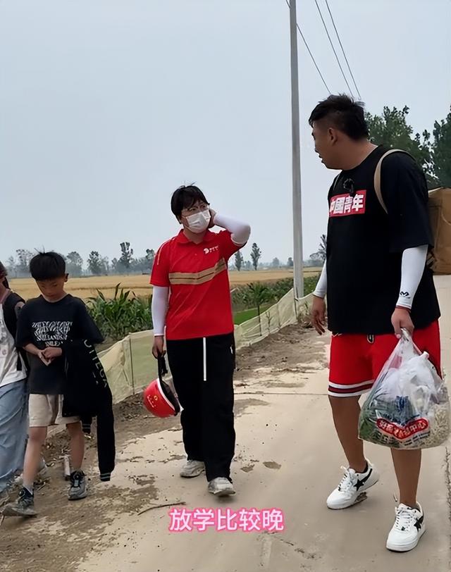 泪崩！江苏05后女生独自养活3个弟妹，生疏夫君转账6万：在世就行