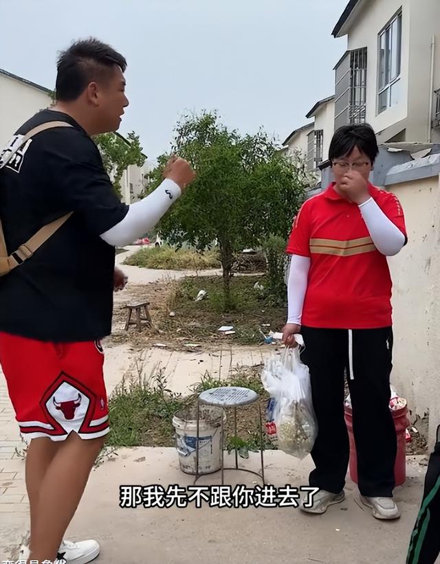 泪崩！江苏05后女生独自养活3个弟妹，生疏夫君转账6万：在世就行