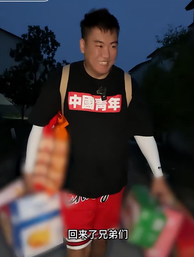 泪崩！江苏05后女生独自养活3个弟妹，生疏夫君转账6万：在世就行