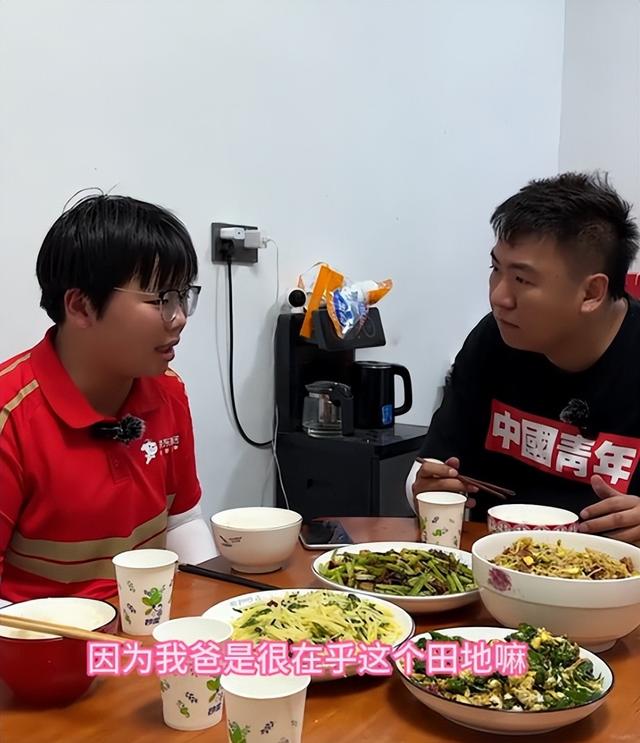 泪崩！江苏05后女生独自养活3个弟妹，生疏夫君转账6万：在世就行