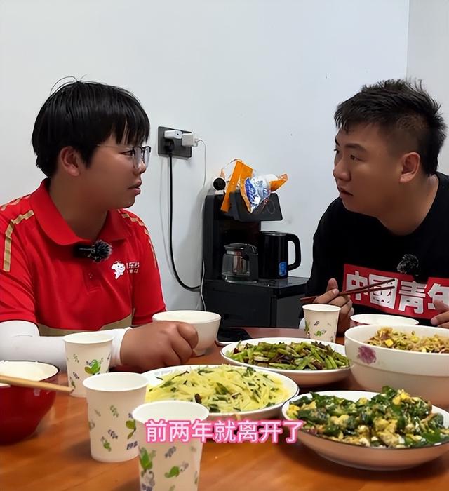 泪崩！江苏05后女生独自养活3个弟妹，生疏夫君转账6万：在世就行