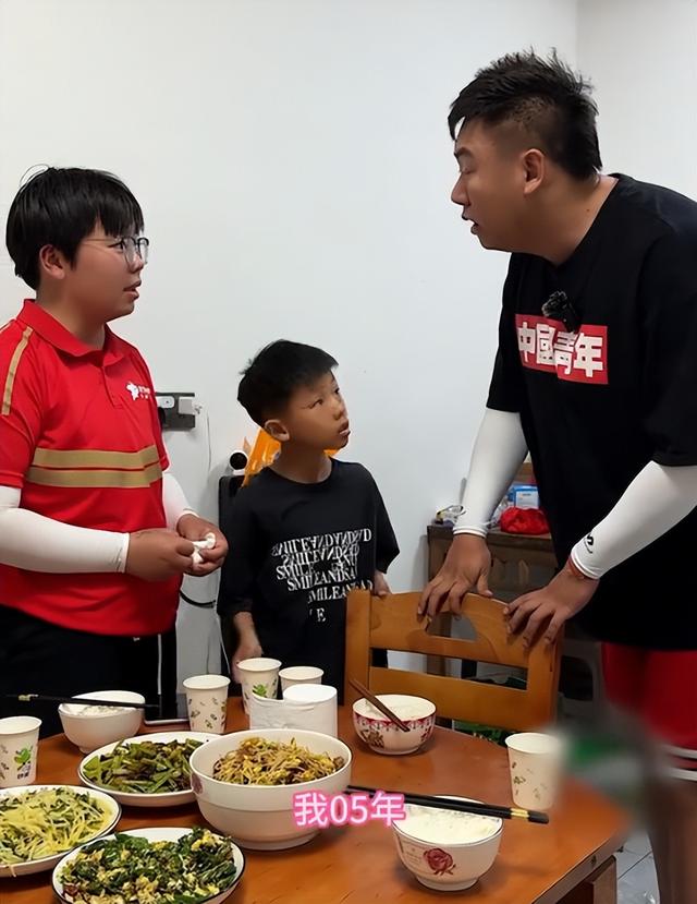 泪崩！江苏05后女生独自养活3个弟妹，生疏夫君转账6万：在世就行