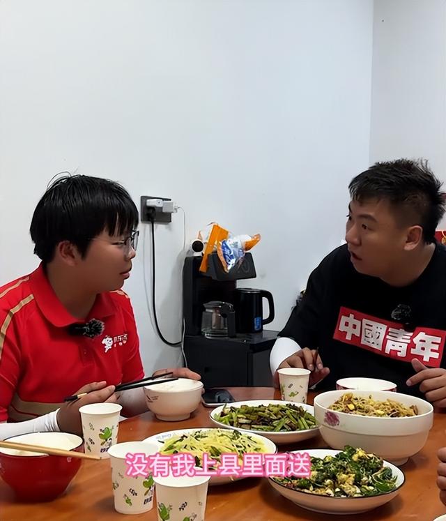 泪崩！江苏05后女生独自养活3个弟妹，生疏夫君转账6万：在世就行