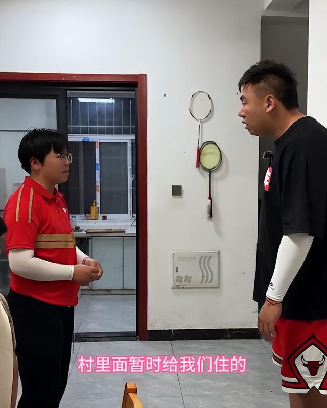 泪崩！江苏05后女生独自养活3个弟妹，生疏夫君转账6万：在世就行