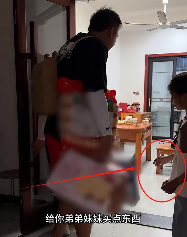 泪崩！江苏05后女生独自养活3个弟妹，生疏夫君转账6万：在世就行