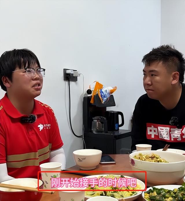 泪崩！江苏05后女生独自养活3个弟妹，生疏夫君转账6万：在世就行