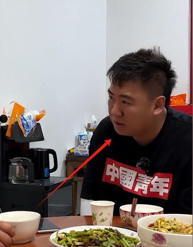 泪崩！江苏05后女生独自养活3个弟妹，生疏夫君转账6万：在世就行