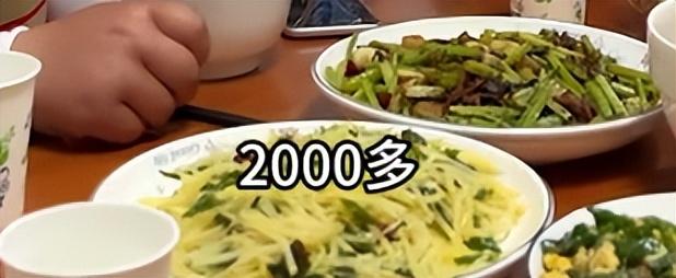 泪崩！江苏05后女生独自养活3个弟妹，生疏夫君转账6万：在世就行