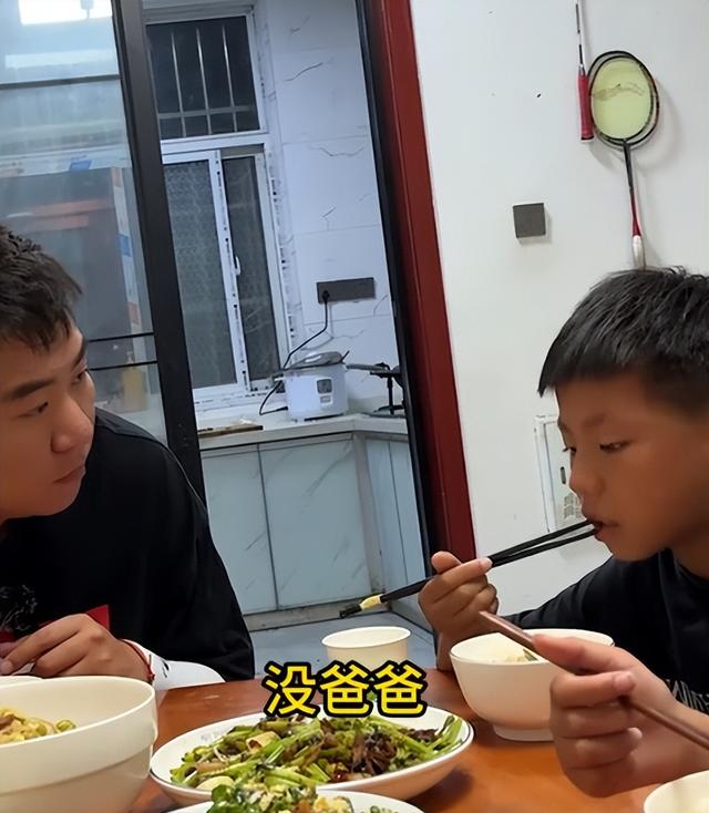 泪崩！江苏05后女生独自养活3个弟妹，生疏夫君转账6万：在世就行