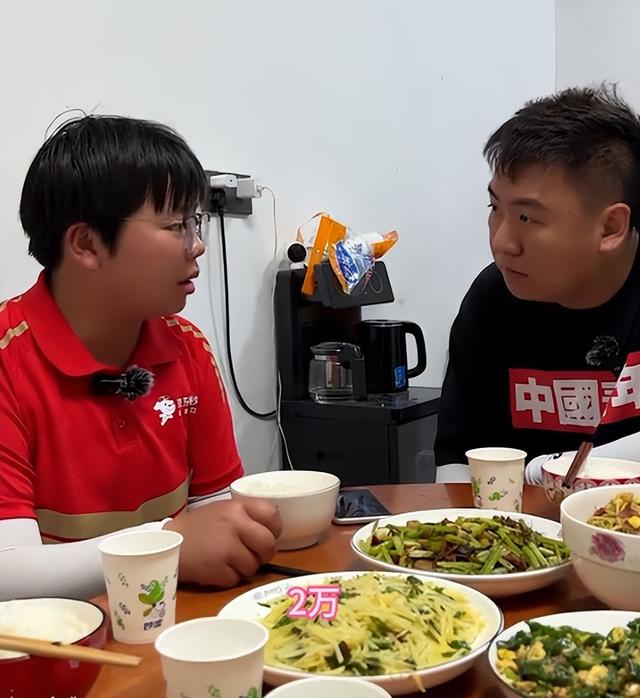泪崩！江苏05后女生独自养活3个弟妹，生疏夫君转账6万：在世就行