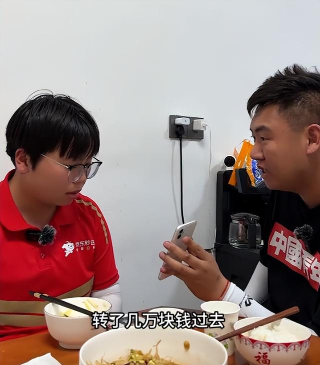 泪崩！江苏05后女生独自养活3个弟妹，生疏夫君转账6万：在世就行