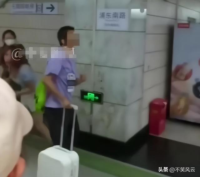 上海地铁踢裆后续！女子穿着
裸露
正脸曝光，官方处理处罚结果惹争议