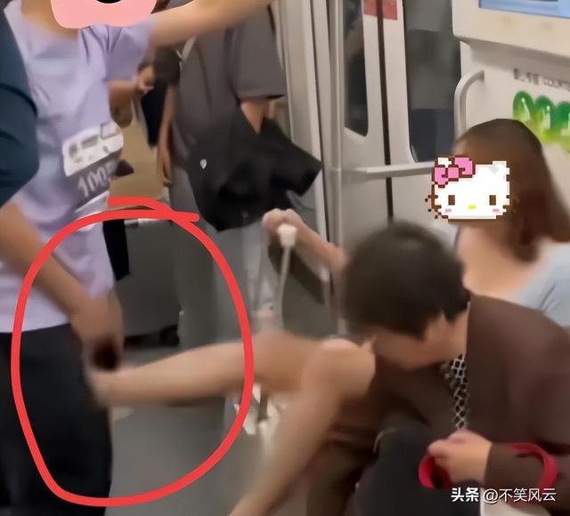 上海地铁踢裆后续！女子穿着
裸露
正脸曝光，官方处理处罚结果惹争议