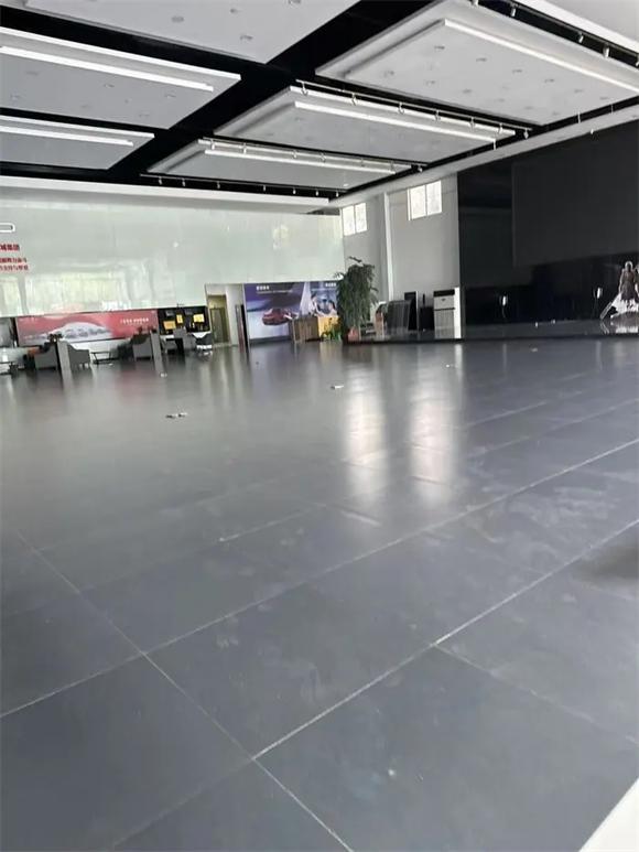 比亚迪山东核心经销商乾城团体停摆：20多家4S店人去楼空，千名车主预付款无法兑现，厂、商对任务
各自为政

