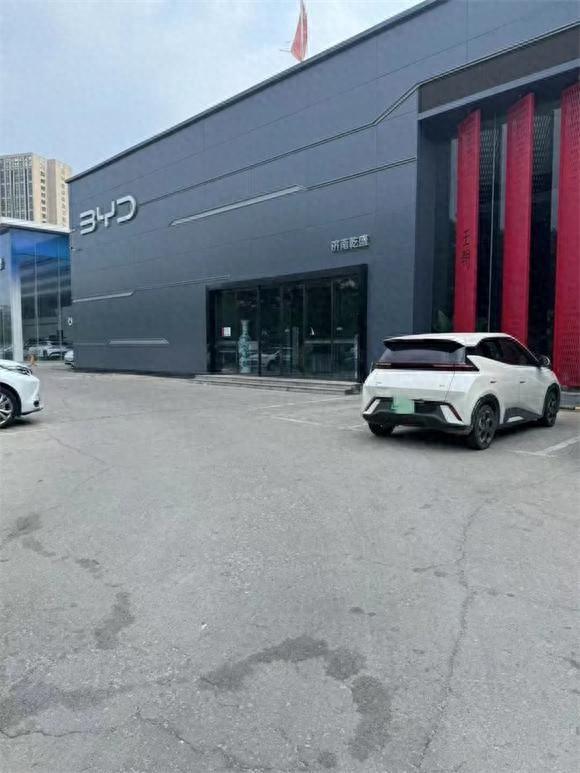 比亚迪山东核心经销商乾城团体停摆：20多家4S店人去楼空，千名车主预付款无法兑现，厂、商对任务
各自为政

