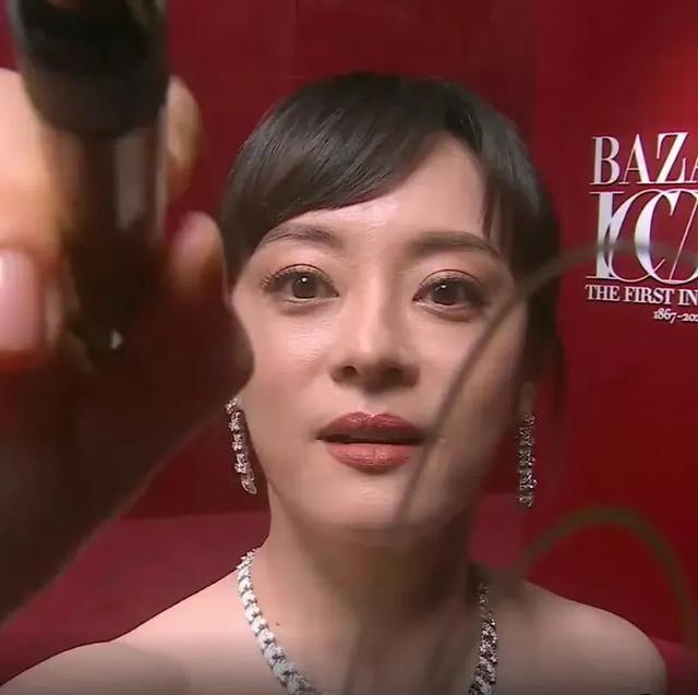 芭莎之夜，被镜头签吓去世

，杨幂不敢露脸，只有赵今麦扛住了！