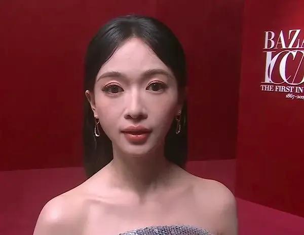 芭莎之夜，被镜头签吓去世

，杨幂不敢露脸，只有赵今麦扛住了！