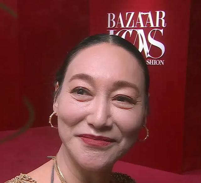 芭莎之夜，被镜头签吓去世

，杨幂不敢露脸，只有赵今麦扛住了！