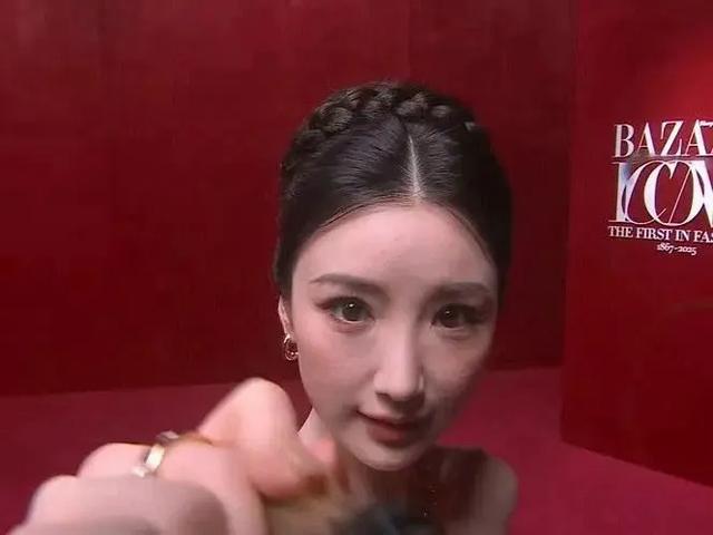 芭莎之夜，被镜头签吓去世

，杨幂不敢露脸，只有赵今麦扛住了！