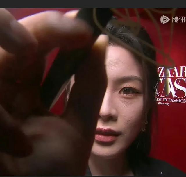 芭莎之夜，被镜头签吓去世

，杨幂不敢露脸，只有赵今麦扛住了！