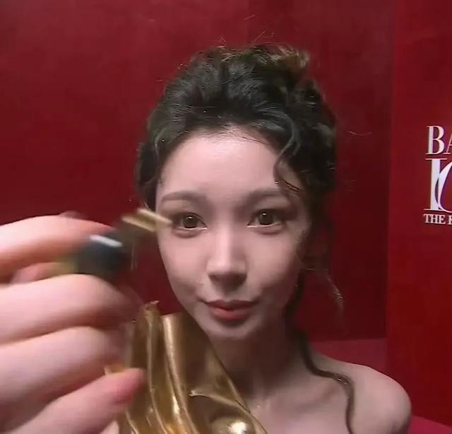 芭莎之夜，被镜头签吓去世

，杨幂不敢露脸，只有赵今麦扛住了！