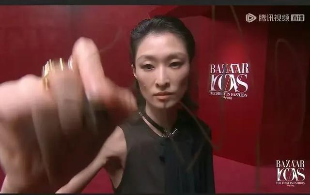 芭莎之夜，被镜头签吓去世

，杨幂不敢露脸，只有赵今麦扛住了！
