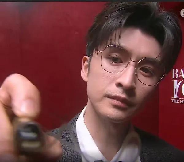 芭莎之夜，被镜头签吓去世

，杨幂不敢露脸，只有赵今麦扛住了！