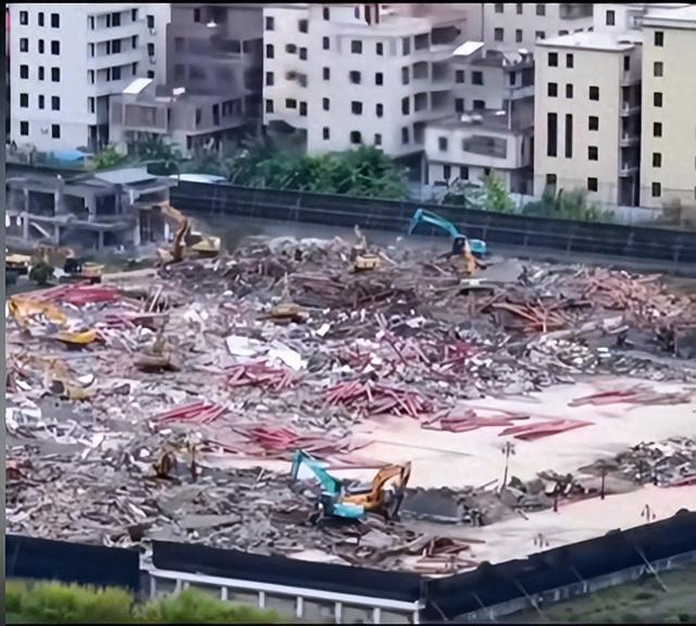 汕头市三兄弟10亿豪宅一夜被拆真实原因曝光，都是因为父亲惹的祸